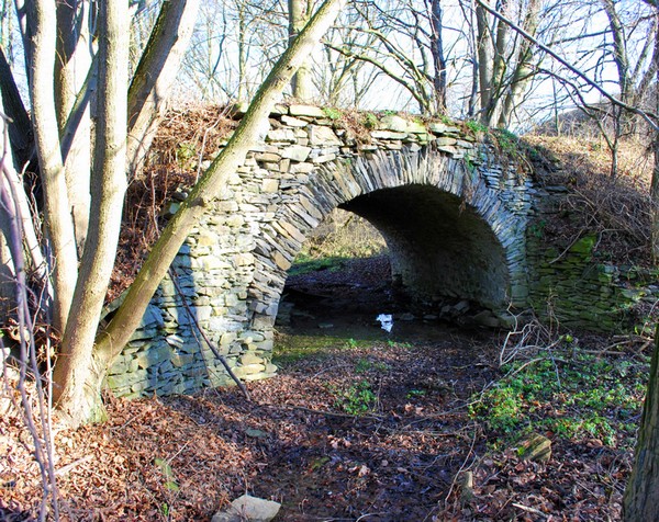 Obr. 1C: Kamenný most u obce Bouzov na historické cestě vedoucí z Olomouce do Bouzova.